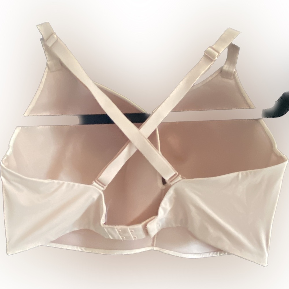 Wireless smooth T-shirt bra 38DDD Secret Treasures crossover or regular straps.